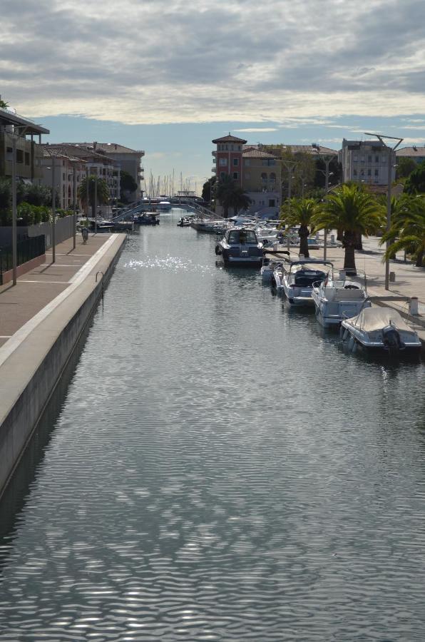 Charmant Appartement A 350M De La Plage Et Du Port Фрежюс Экстерьер фото